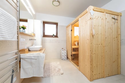 Moderní koupelna se saunou a dřevěnými prvky ideální pro relaxaci